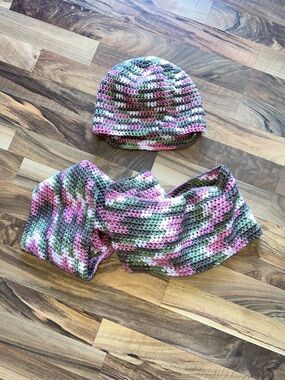 Pink camo multicolor hand knit hat and scarf set beanie skull ski cap outdoors